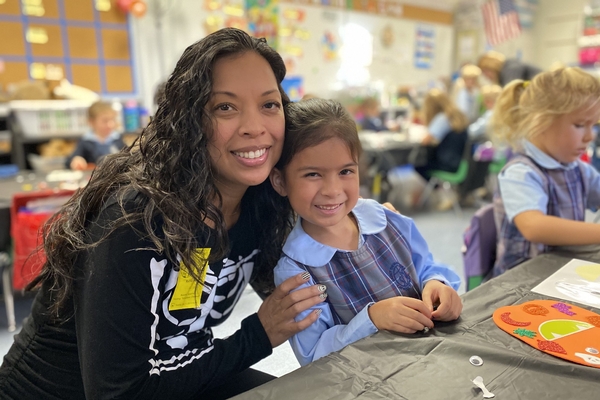 Mom volunteer with daughter